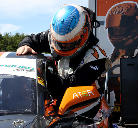 Martin Hansen kravler ind i Camaro Cup raceren.